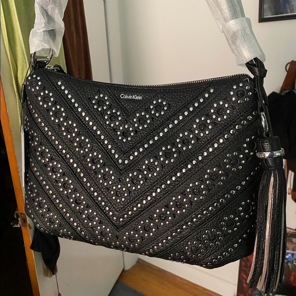 CALVIN KLEIN shoulder bag. Black leather, silver metal details, tassel included.
